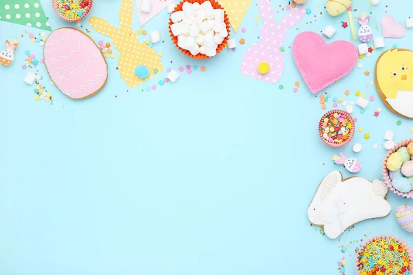 Easter Gingerbread Cookies Sprinkles Marshmallows Fabric Heart Blue Background lizenzfreie Stockbilder