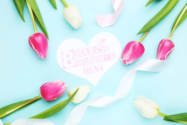 Blumen Aus Tulpen Und Karton Herzform Mit Text März Frauentag Stockfoto