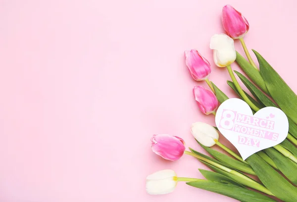 Tulpen Und Karte Herzform Mit Text März Frauentag Auf Rosa Stockbild