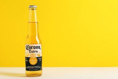MYKOLAIV, UKRAINE - 21 HAZİRAN 2021: Sarı zemin üzerinde Corona birası