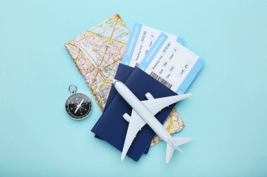 MYKOLAIV, UKRAINE - 14 Ocak 2021: Uçuş kartı, uçak modeli, pusula ve mavi arka planda dünya haritası olan pasaportlar