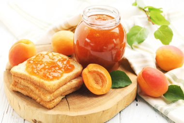 Kayısı, tost ve reçel kavanozda beyaz arka planda