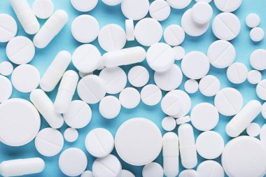 mavi arka planda ilaç hapları