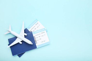 Uçuş kartı ve mavi arka planda uçak modeli olan pasaportlar.