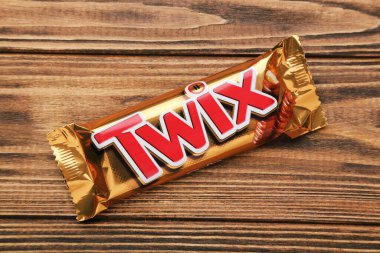 MYKOLAIV, UKRAINE - 14 HAZİRAN 2021: Ahşap arka planda Twix çikolataları