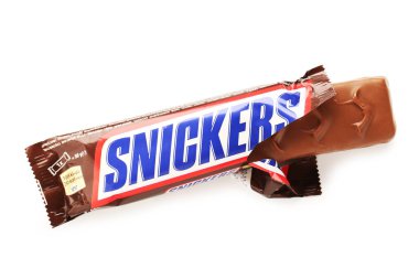 MYKOLAIV, UKRAINE - 15 Ocak 2021: Beyaz arkaplanda Snickers çikolatası
