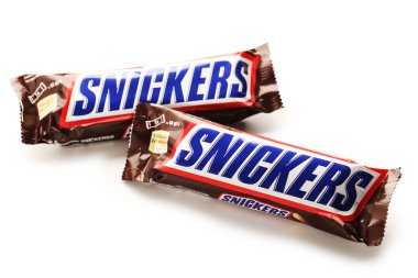 MYKOLAIV, UKRAINE - 15 Ocak 2021: Beyaz arkaplanda Snickers çikolatası