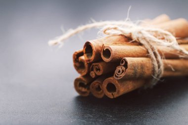 Siyah arka plan üzerine tarçın