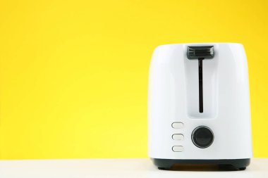 Sarı arka planda modern tost makinesi
