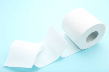Mavi arka planda tuvalet kağıdı rulosu