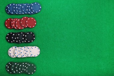 Yeşil masada poker fişleri