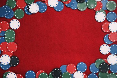 Kırmızı masada poker fişleri