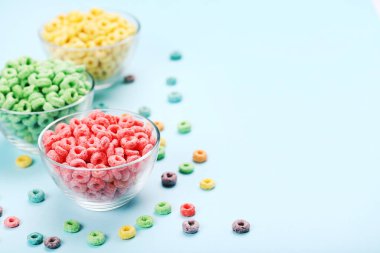 Mavi arka plandaki kaselerde renkli mısır halkaları