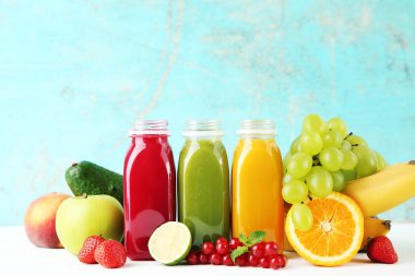 Plastik şişelerde meyve ve sebzeli meyve püresi.