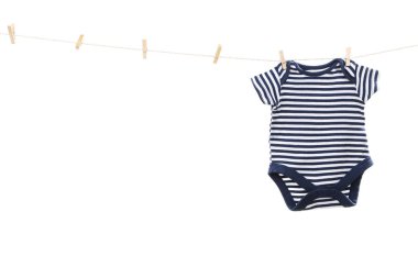 Beyaz arka planda asılı bebek kıyafetleri