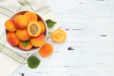 Beyaz arka planda peçeteli tatlı kayısılar