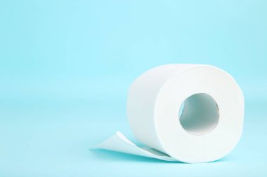 Mavi arka planda tuvalet kağıdı rulosu