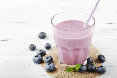 Naneli ve ahşap kaplamalı yaban mersinli smoothie.