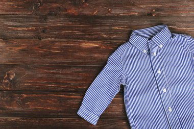 Kahverengi ahşap masada bebek kıyafetleri