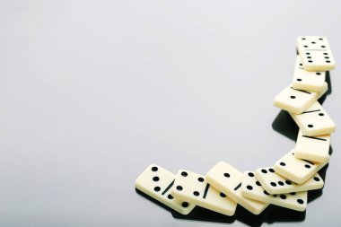 siyah arka plan üzerinde Domino