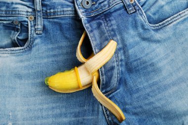 Kondom ve kot pantolonlu muz.