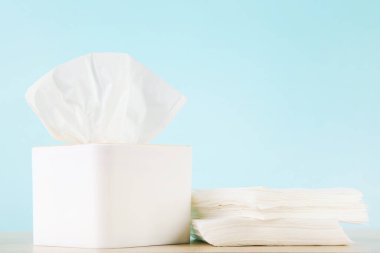 Mavi arkaplanda peçete kutusu