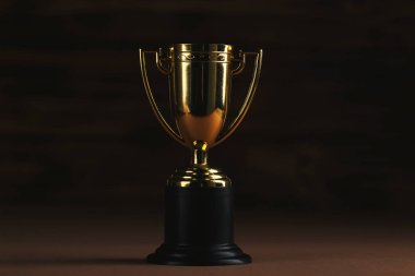 Siyah arka planda altın kupa