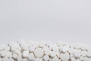 Beyaz arka planda ilaç hapları