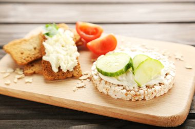 Tahtada krem peynirli ve sebzeli çıtır ekmek.