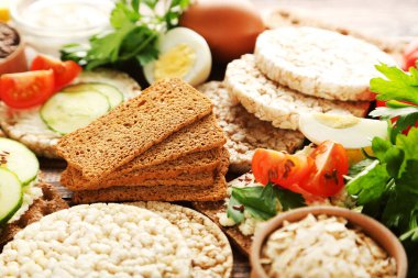 Tahta masada krem peynirli ve sebzeli çıtır ekmek.