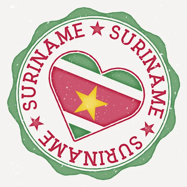 姓のハートフラグのロゴ スリナム旗の周りの国の名前のテキストの心の形で ベクトルイラスト — ストックベクタ