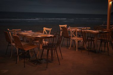 Geceleri sahilde restoran masası.