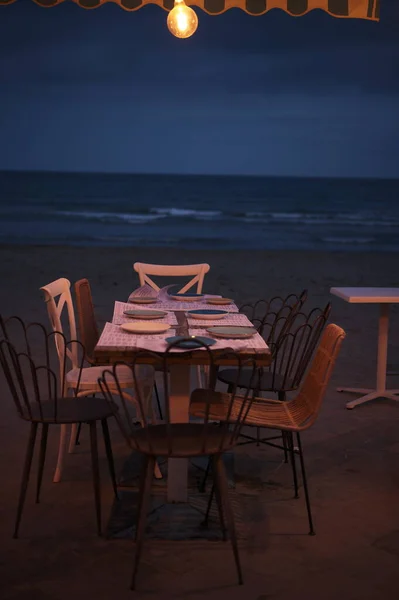 Stolik Restauracyjny Plaży Nocy — Zdjęcie stockowe