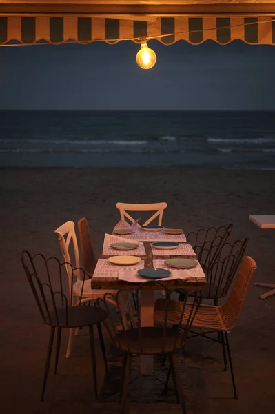Geceleri Sahilde Restoran Masası — Stok fotoğraf