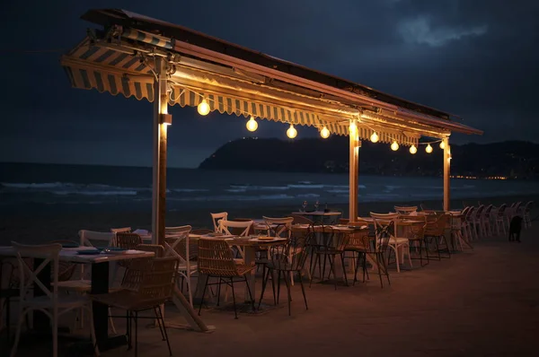 Geceleri sahilde restoran masası.