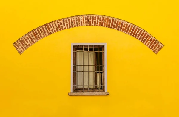 Окно Решеткой Желтой Стене — стоковое фото