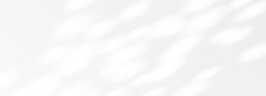 Doğal güneş ışığı ve gölge duvar kağıdı. Model, şablon, pankart, kaplama, poster için Dapple light parlayan yüzey arka planı. Yüzeyde, duvarda, tavanda, zeminde ışık demetleri ve ışınlar var. Vektör