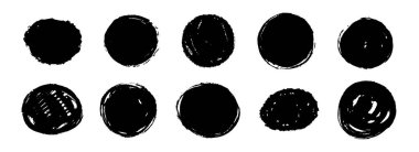 Yuvarlak kurumuş boya lekeleri. Dokulu fırça darbesi radyal element paketi. Siyah grunge mürekkep çemberi koleksiyonu. Çerçeve tasarımı, şablon, poster ve afiş için el çizimi kömür damlaları. Vektör dairesel noktaları