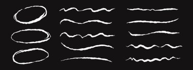 Elle çizilmiş tebeşir çemberleri ve çizgiler hazır. Beyaz pastel altı çizili ve fırça darbeleri koleksiyonu. Dalgalı boya kalemi fırça darbeleri. Bölmek, ayırmak ve vurgulamak için kabataslak çizilmiş işaretler. Vektör