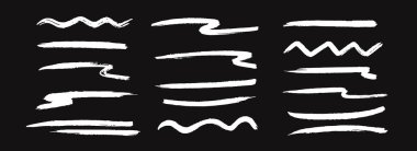 El çizimi tebeşir gibi dalgalı ve düz çizgi seti. Beyaz pastel boyanın altı çizili ve fırça darbeleri koleksiyonu. Boya kalemi dalga fırçası demetleri. Böl, ayır, vurgula için vektör çizim işaretleri ve vurguları