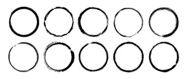 Yuvarlak boya fırça darbesi seti. Siyah grunge yuvarlak leke koleksiyonu. Logo, etiket, poster ve afiş için mürekkep ve kömür yuvarlak çerçeve paketi. Yüzük damgası kabarık. Vektör tasarım ögeleri