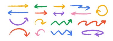 El çizimi ok koleksiyonu. Renkli kavisli, zik zag ve düz karalama okları. Kömür çizimleri ve yön çizgileri. Vektör pastel kalem, tebeşir veya işaret fırçası vuruş elementleri