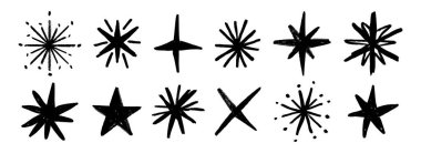 Siyah pastel boya ile çizilmiş yıldızlar. Çocuksu karalanmış kıvılcımlar ve pırıltılar koleksiyonu. Grunge sert fırça darbesi yıldız elementleri kolaj, poster, çıkartma için. Kalemle çizilmiş parlak semboller. Vektör