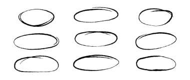 Sert röfle daireleri ayarlandı. Karalama ve karalama elips koleksiyonu. Grunge el çizimi oval veya baloncuklar vurgu için. Kolaj, poster, afiş ve kapak için yuvarlak çizgili işaretler. Vektör paketi