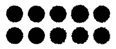 Yırtık kağıt parçaları. Sivri kenarlı siyah daire çerçeveler. Yırtılmış yuvarlak siluet koleksiyonu. Kolaj, metin kutusu, afiş ve çıkartma için desenli grunge element paketi. Vektör illüstrasyonu