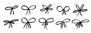 Boya kalemi el yapımı yay koleksiyonu. Siyah karalanmış kurdele yayları hazır. Dokulu fırça darbesi hediye paketi, hediye paketi, paket dekorasyonu. Çizilmiş tebeşirle boyanmış düğümler. Vektör