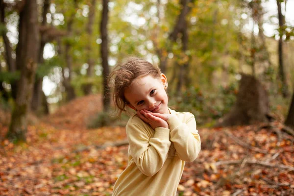 Маленькая Блондинка Желтой Толстовке Прогулке Осенью — стоковое фото
