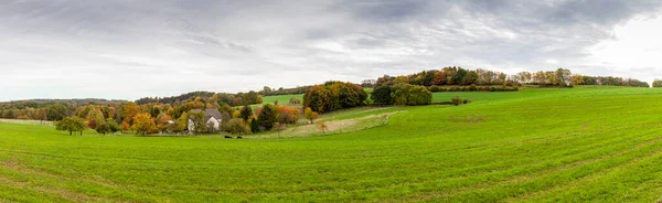 Dom Farmie Środku Ogromnego Zielonego Pola Panoramiczny Krajobraz Wiejskiej Jesieni — Zdjęcie stockowe
