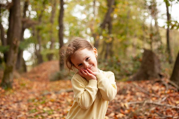 Klein Blond Meisje Een Gele Sweater Een Wandeling Herfst — Stockfoto