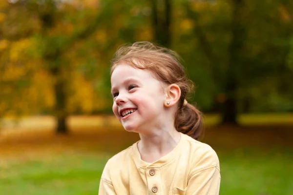 Милая Рыжеволосая Девочка Осеннем Парке Свежем Воздухе Прекрасный Ребенок Перед — стоковое фото